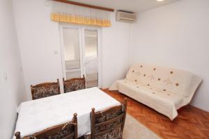 Apartments by the sea Trogir - 6023