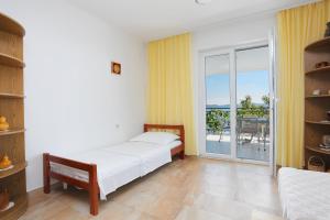 Apartments with parking space Brela, Makarska - 6043