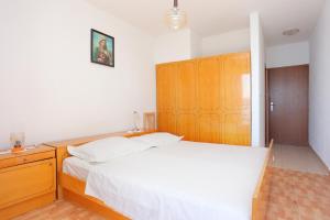 Apartments with parking space Brela, Makarska - 6043