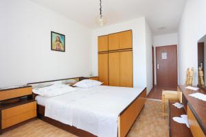 Apartments with parking space Brela, Makarska - 6043