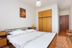 Apartments with parking space Brela, Makarska - 6043