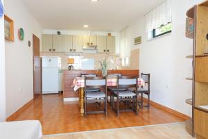 Apartments with parking space Brela, Makarska - 6043