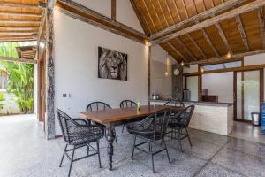 Tropical 5 BR Villa in the heart of Canggu