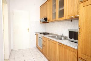 Apartments by the sea Kastel Stari, Kastela - 6059