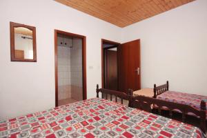 Apartments with a parking space Nemira, Omis - 6070