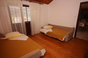 Apartments with parking space Grebastica, Sibenik - 6103