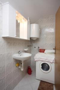 Apartments with parking space Vinisce, Trogir - 6117