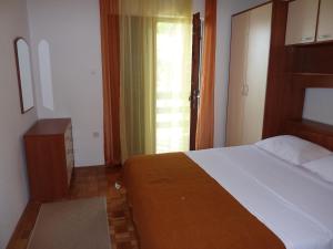 Seaside apartments with a swimming pool Nin, Zadar - 6153