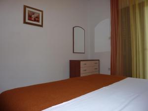 Seaside apartments with a swimming pool Nin, Zadar - 6153