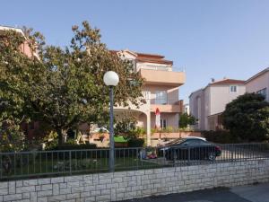 Apartments with parking space Brodarica, Sibenik - 6150 