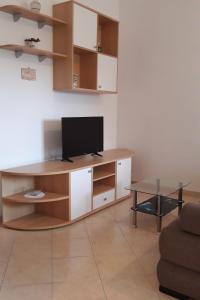 Apartments with parking space Pula - 7420