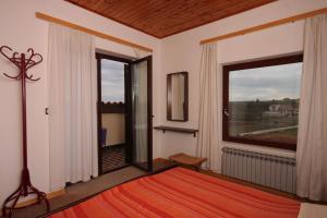 Apartments with parking space Manjadvorci, Marcana - 7445