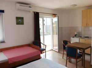 Apartments with a parking space Dugi Rat, Omis - 7481