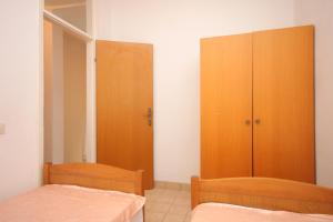 Apartments with a parking space Medici, Omis - 7483