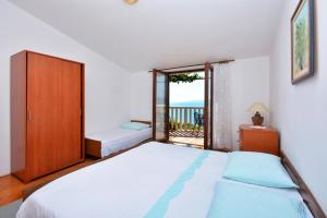 Apartments by the sea Pisak, Omis - 7521