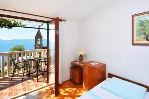 Apartments by the sea Pisak, Omis - 7521