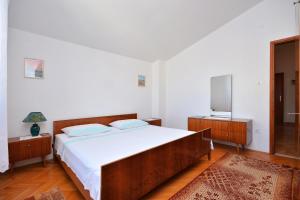 Apartments by the sea Pisak, Omis - 7521