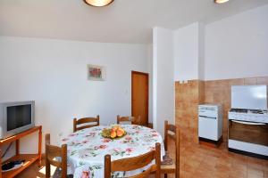 Apartments by the sea Pisak, Omis - 7521