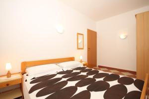 Apartments with parking space Duce, Omis - 7532