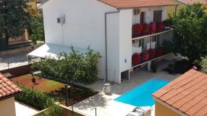 Family friendly apartments with a swimming pool Pula - 7610