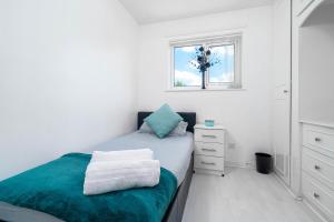 Modern 4 bedroom home ideal for Contractors, Groups and families ,FREE parking for multiple vehicles