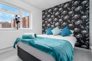 Modern 4 bedroom home ideal for Contractors, Groups and families ,FREE parking for multiple vehicles