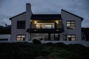 Pearl Haven, coastal comfort just steps from the shore! - Darling