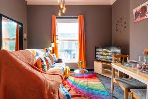 Art-Filled Bohemian 1 Bedroom Apt 2 Beds Colourful Praise Inn Apartment