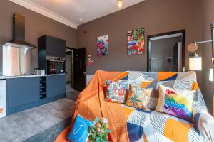 Art-Filled Bohemian 1 Bedroom Apt 2 Beds Colourful Praise Inn Apartment