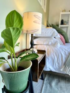Beautiful Garden Room with Private Entrance