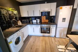 Couples Retreat Workers Paradise + Free Parking