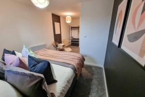 Couples Retreat Workers Paradise + Free Parking