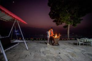 Villa Woodside Meadows by VEO - 3BR with Free BF, Apple Orchard, & Jacuzzi