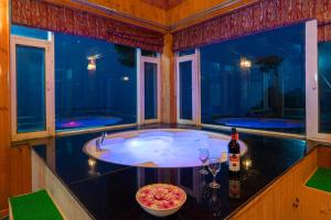 Villa Woodside Meadows by VEO - 3BR with Free BF, Apple Orchard, & Jacuzzi