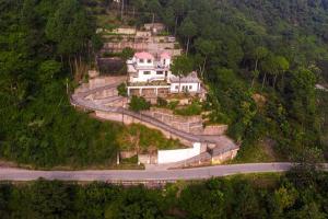 Villa Woodside Meadows by VEO - Jacuzzi Retreat, Kasauli