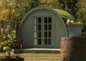 Glamping in Wiltshire the Green Knoll is a charm - Sutton Benger