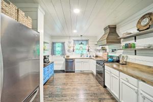 Riverfront Sugar Grove Home Hot Tub and Views!