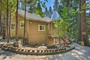 1 Mi to Jenkinson Lake Apples Chalet with Deck - 普莱瑟维尔