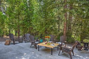 1 Mi to Jenkinson Lake: ‘Apple’s Chalet’ w Deck