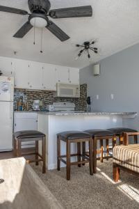 Stroll to Slopes, Village Area, Ski in-out MtLodge 219