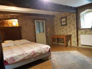 Maisons de vacances Spacieuse ferme renovee fin 18ieme s. classee 3* : photos des chambres