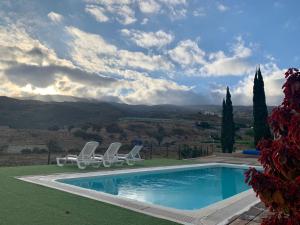 Country house with shared pool and views