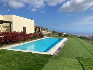 Country house with shared pool and views