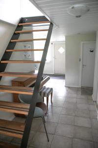 Værelse, tv-stue og spiserum uden vand, ikke køkken, på første sal , eget badeværelse i stueetagen