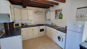 Character 2 bed cottage within walking distance of barrestaurants