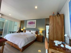 Modern Balinese Villa with Scenic View