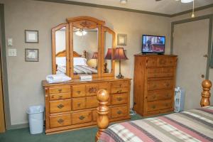 Stroll to Slopes, Village Area, Ski in-out MtLodge 294