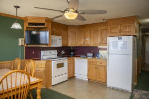 Stroll to Slopes, Village Area, Ski in-out MtLodge 294