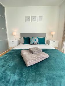 Modern 2 bed in central MK Free Parking Smart TV Chelsea House