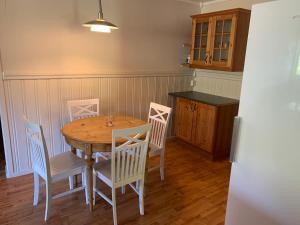 Feriehus med utsikt til fjord og fjell